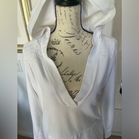 Venezia white deep v neck light sweatshirt with hood and pockets. Size 18/20. - Picture 2 of 2